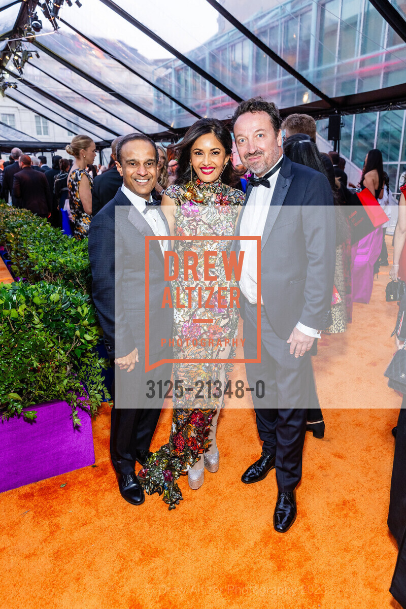 Gaurav Garg, Komal Shah, Emmanuel Perrotin, Asian Art Museum's 2023 Gala Celebrating Takashi Murakami and "Unfamiliar People", Asian Art Museum @ 200 Larkin St, SF, CA 94102 US. Asian Art Museum @ 200 Larkin St, SF, CA 94102 US, September 13th, 2023, Photo #3125-21348-0 Gaurav Garg, Komal Shah, Emmanuel Perrotin, Photo #3125-21348-0