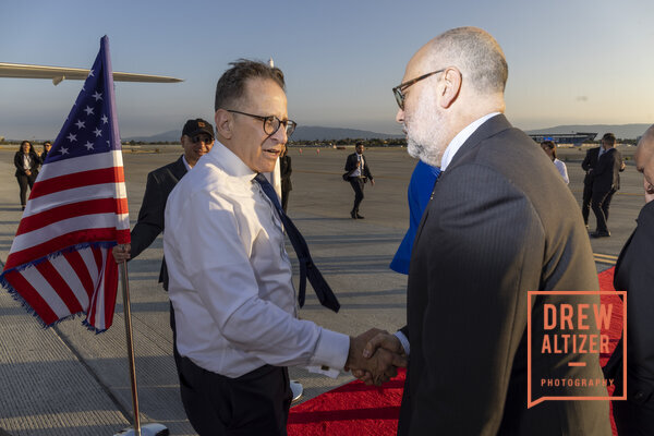 https://media.drewaltizer.com/21358-Departure-of-Prime-Minister-Benjamin-Netanyahu-at-San-Jose-Mineta-International-Airport/65093896582af-6748-svprotocol-230918-min.jpg