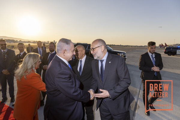 https://media.drewaltizer.com/21358-Departure-of-Prime-Minister-Benjamin-Netanyahu-at-San-Jose-Mineta-International-Airport/650938a1d6c57-6792-svprotocol-230918-min.jpg