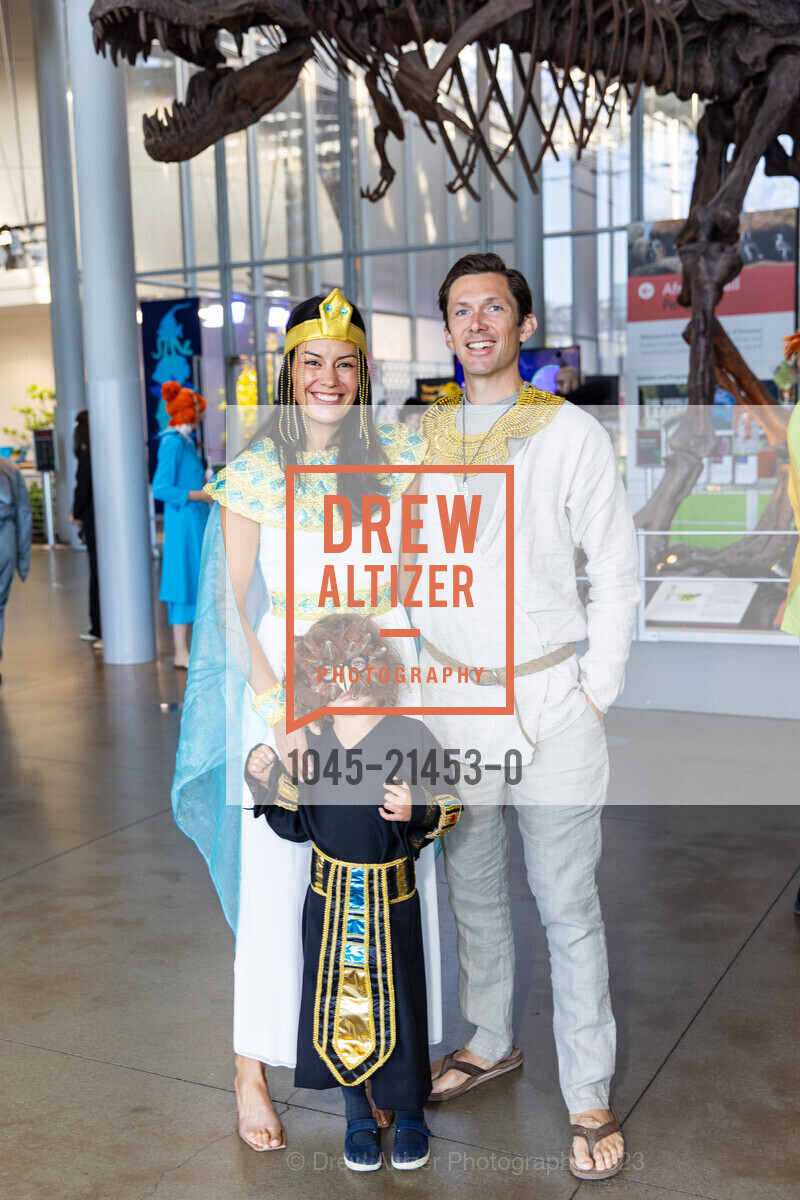 Chelsea Maughan Kohler, Scott Kohler, Carolina Kohler, California Academy's SuperNatural Halloween 2023, California Academy of Sciences. 55 Music Concourse Dr, SF, CA 94118 US, October 27th, 2023, Photo #1045-21453-0 Chelsea Maughan Kohler, Scott Kohler, Carolina Kohler, Photo #1045-21453-0