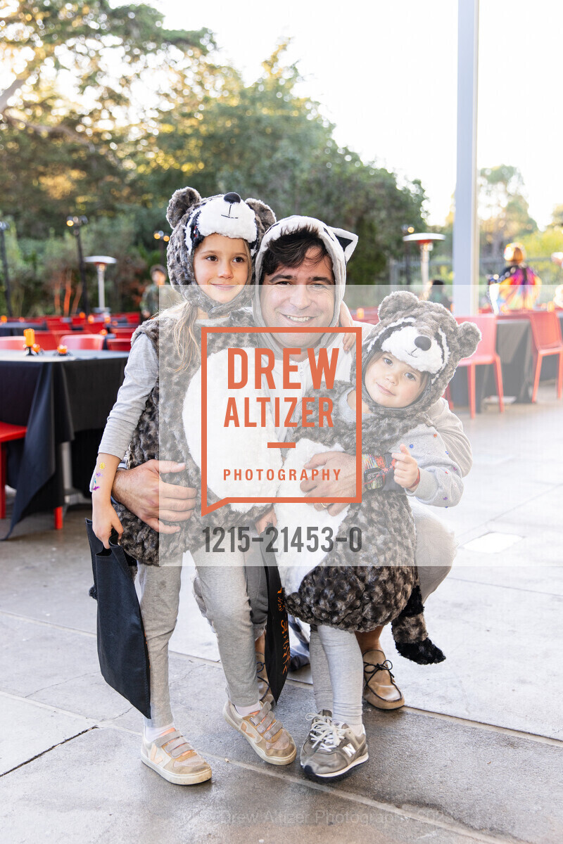 Janet McKinley, Sloan McKinley, Sienna McKinley, Thomas McKinley, California Academy's SuperNatural Halloween 2023, California Academy of Sciences. 55 Music Concourse Dr, SF, CA 94118 US, October 27th, 2023, Photo #1215-21453-0 Janet McKinley, Sloan McKinley, Sienna McKinley, Thomas McKinley, Photo #1215-21453-0