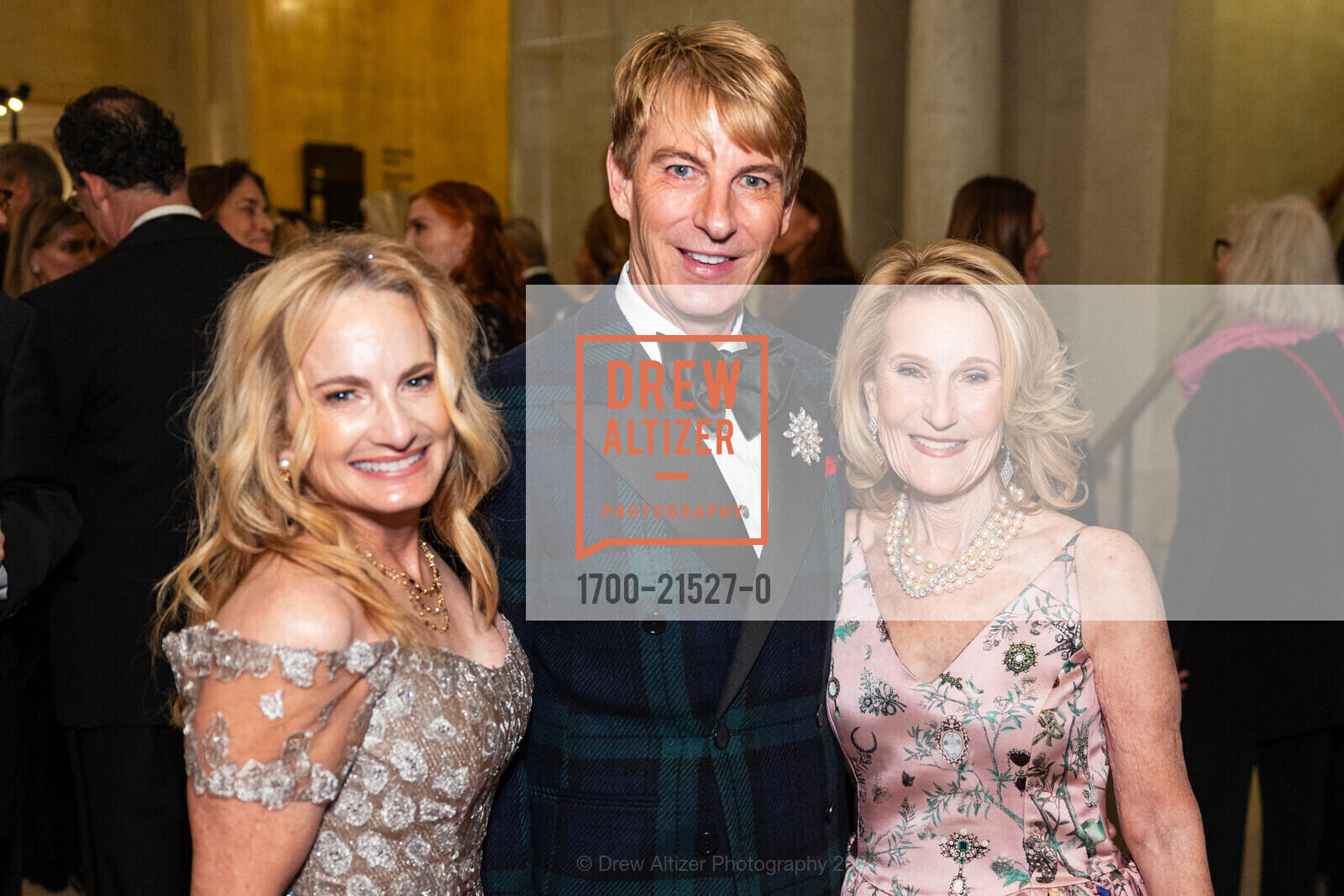 Robin Laub, Jack Calhoun, Lorna Meyer Calas, An Elegant Evening in The Court of Honor 2023, Legion of Honor. 100 34th Ave, SF, CA 94121 US, December 12th, 2023, Photo #1700-21527-0 Robin Laub, Jack Calhoun, Lorna Meyer Calas, Photo #1700-21527-0