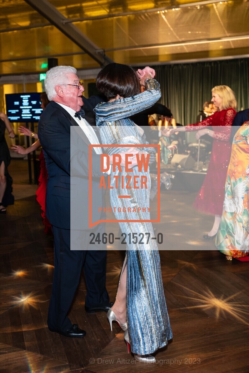 Bob Hill, Yurie Pascarella, An Elegant Evening in The Court of Honor 2023, Legion of Honor. 100 34th Ave, SF, CA 94121 US, December 12th, 2023, Photo #2460-21527-0 Bob Hill, Yurie Pascarella, Photo #2460-21527-0