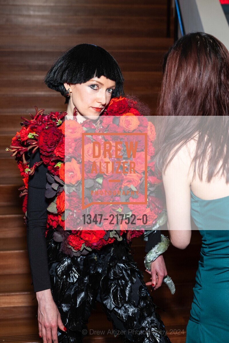 Katya Orlova, Bouquets to Art 40th Anniversary, de Young Museum. 50 Hagiwara Tea Garden Dr, SF, CA 94118 US, June 3rd, 2024, Photo #1347-21752-0 Katya Orlova, Photo #1347-21752-0