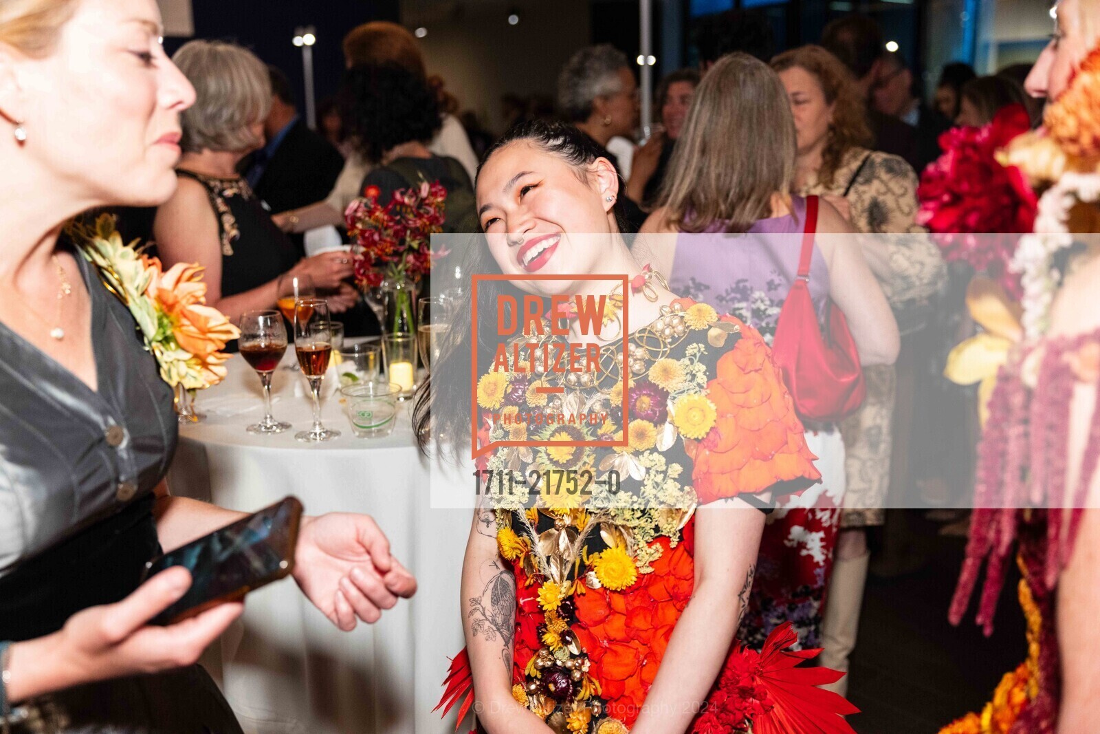 Christina Harsanyi, Kimberly Au, Donna Cala, Bouquets to Art 40th Anniversary, de Young Museum. 50 Hagiwara Tea Garden Dr, SF, CA 94118 US, June 3rd, 2024, Photo #1711-21752-0 Christina Harsanyi, Kimberly Au, Donna Cala, Photo #1711-21752-0