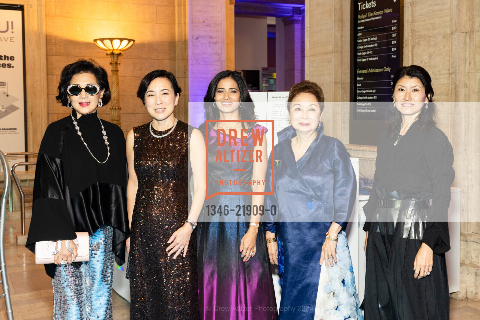 Gorretti Lo Lui, Salle Yoo, Varsha Rao, Sophia Sheng, Akiko Yamazaki, Asian Art Museum's 2024 Gala: HALLYU!, Asian Art Museum. 200 Larkin Street, October 24th, 2024, Photo #1346-21909-0 Gorretti Lo Lui, Salle Yoo, Varsha Rao, Sophia Sheng, Akiko Yamazaki, Photo #1346-21909-0