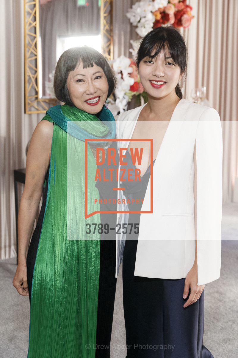 Amy Tan, Elizabeth Joy Roe, Photo #3789-2575