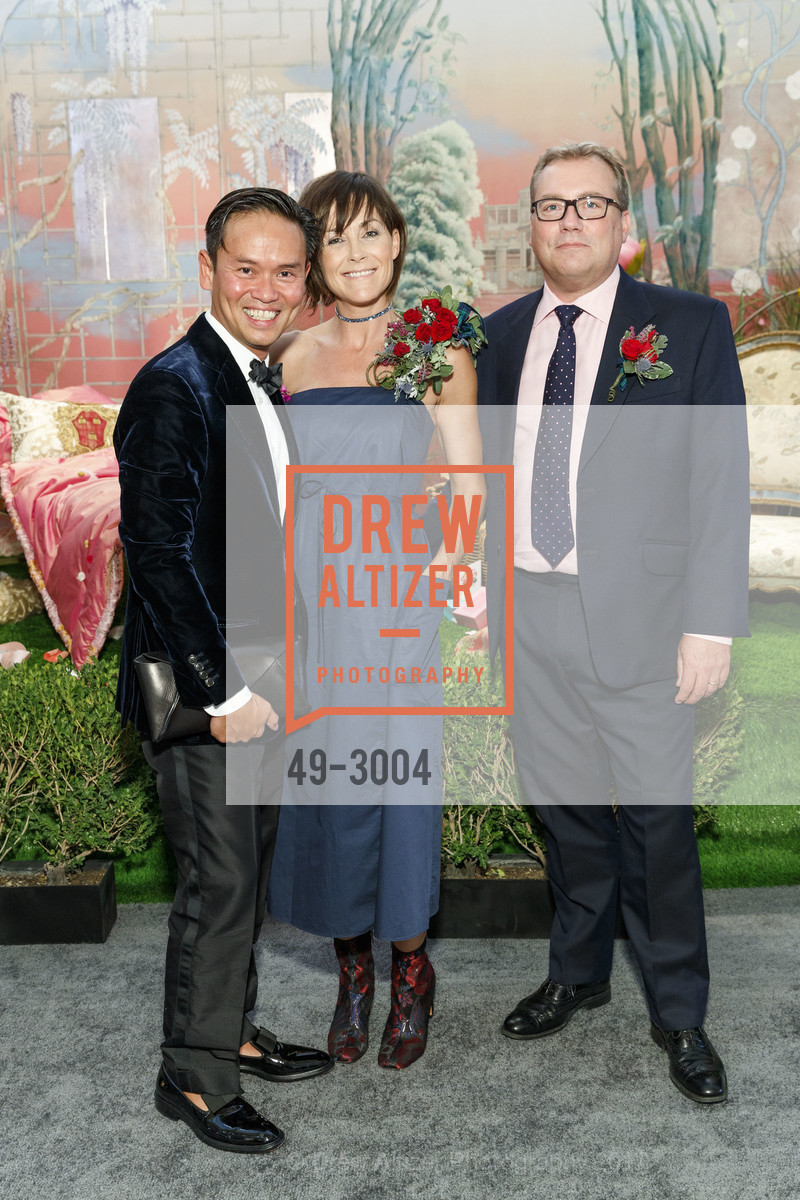 Jonathan Rachman, Julie Lloyd, Guy Newton, The San Francisco Fall Art & Antiques Show Opening Night Preview Gala, Fort Mason Center, Festival Pavilion. 2 Marina Blvd, San Francisco, CA 94123, October 25th, 2017, Photo #49-3004 Jonathan Rachman, Julie Lloyd, Guy Newton, Photo #49-3004