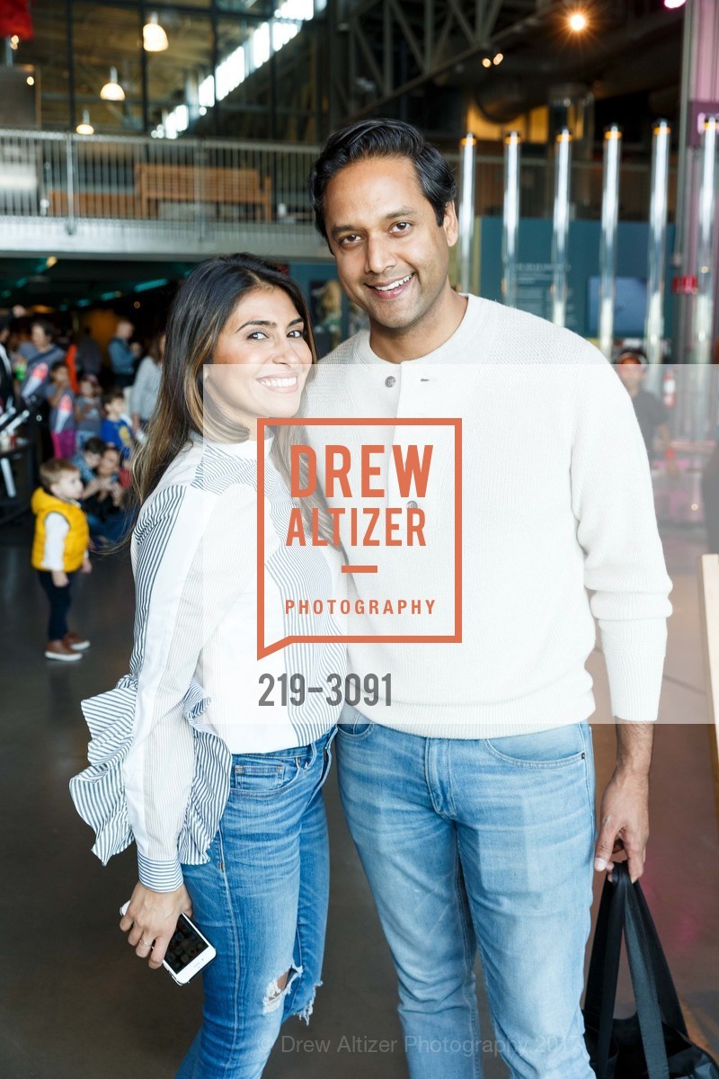 Aki Waliani, Umi Mehta, SF Exploratorium's Wonder Funday 2017, Exploratorium, Pier 15 The Embarcadero, November 12th, 2017, Photo #219-3091 Aki Waliani, Umi Mehta, Photo #219-3091