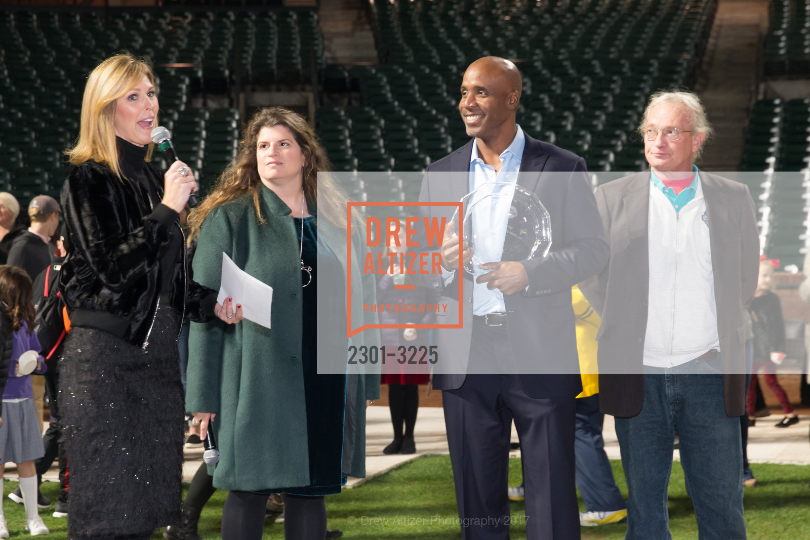 Mendy Calegari, Amy Wender-Hoch, Barry Bonds, Mike Herbst, Holiday Heroes 2017, AT&T Park. 24 Willie Mays Plaza, San Francisco, CA, December 5th, 2017, Photo #2301-3225 Mendy Calegari, Amy Wender-Hoch, Barry Bonds, Mike Herbst, Photo #2301-3225