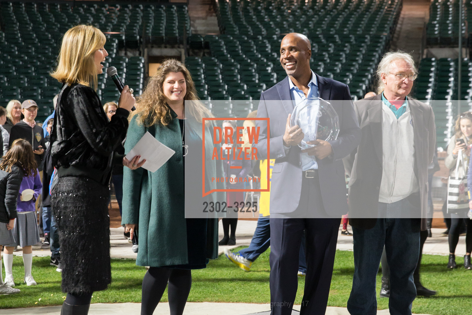 Mendy Calegari, Amy Wender-Hoch, Barry Bonds, Mike Herbst, Holiday Heroes 2017, AT&T Park. 24 Willie Mays Plaza, San Francisco, CA, December 5th, 2017, Photo #2302-3225 Mendy Calegari, Amy Wender-Hoch, Barry Bonds, Mike Herbst, Photo #2302-3225