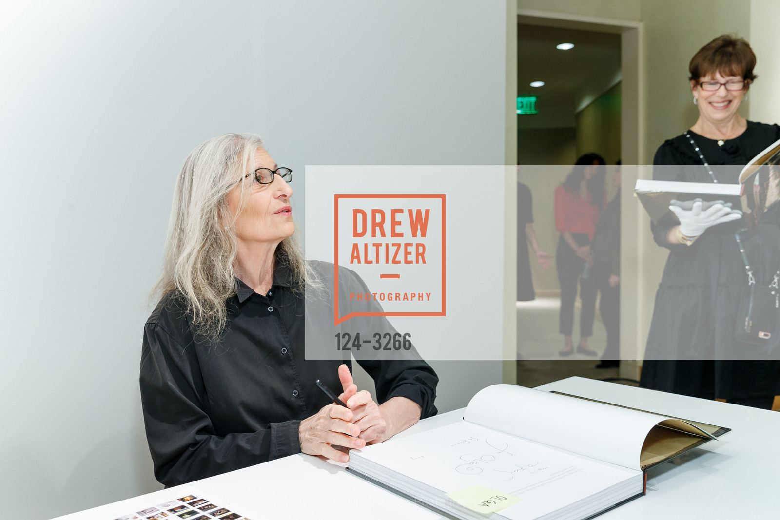 Annie Leibovitz, Terri Mino, Neiman Marcus Hosts Annie Leibovitz, Neiman Marcus. 150 Stockton Street, December 13th, 2017, Photo #124-3266 Annie Leibovitz, Terri Mino, Photo #124-3266