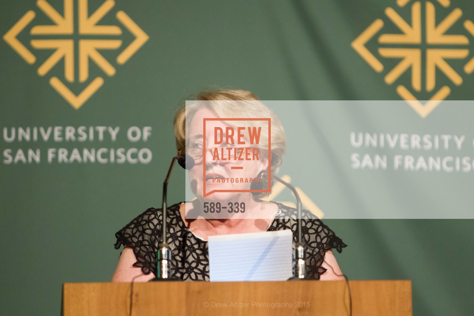 Maureen O'Hara, University of San Francisco Alumni Awards Gala 2015, University of San Francisco. University of San Francisco, October 2nd, 2015, Photo #589-339 Maureen O'Hara, Photo #589-339