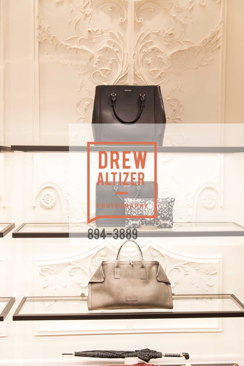 Atmosphere, ALEXANDER McQUEEN old, US, February 27th, 2014, Photo #894-3889 Atmosphere, Photo #894-3889