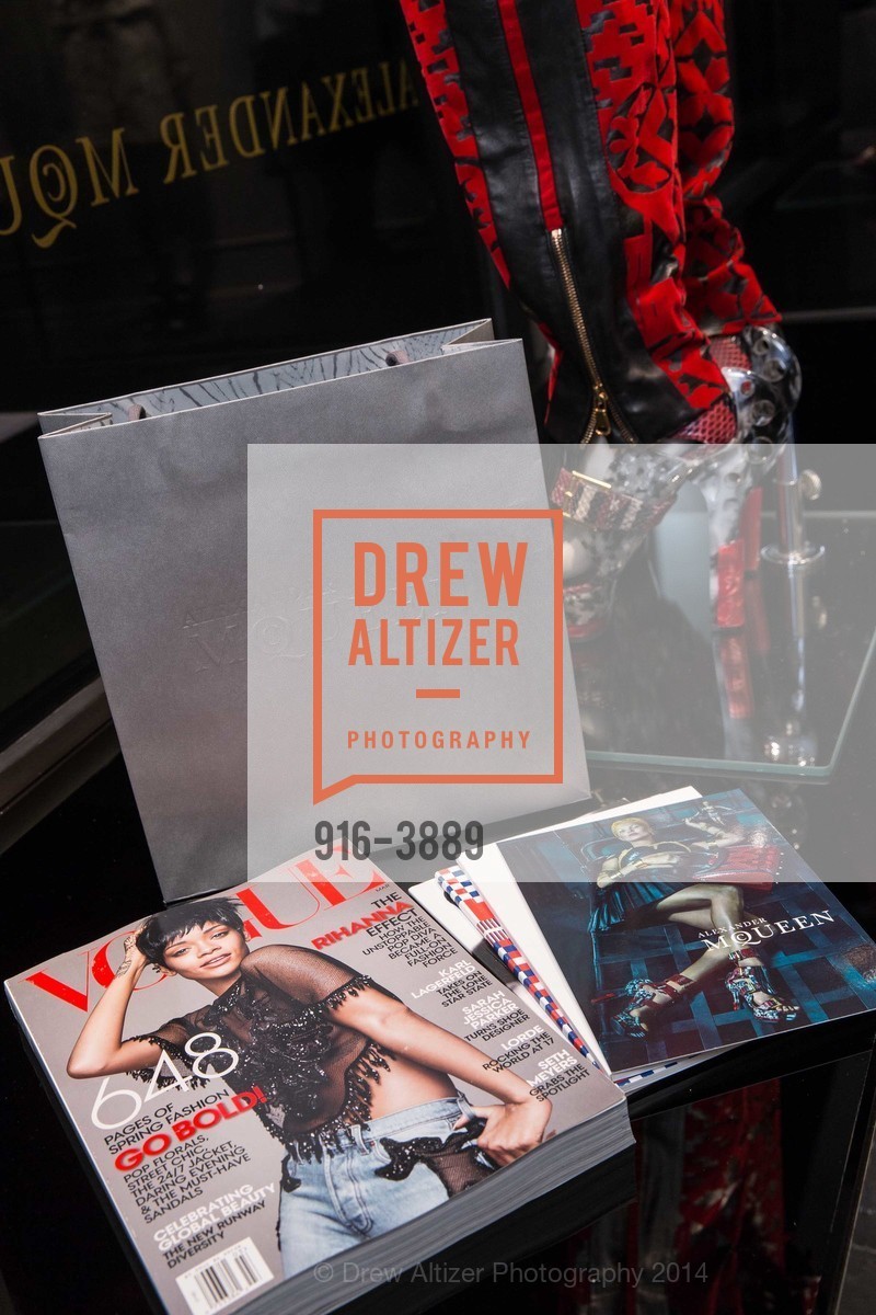 Atmosphere, ALEXANDER McQUEEN old, US, February 27th, 2014, Photo #916-3889 Atmosphere, Photo #916-3889