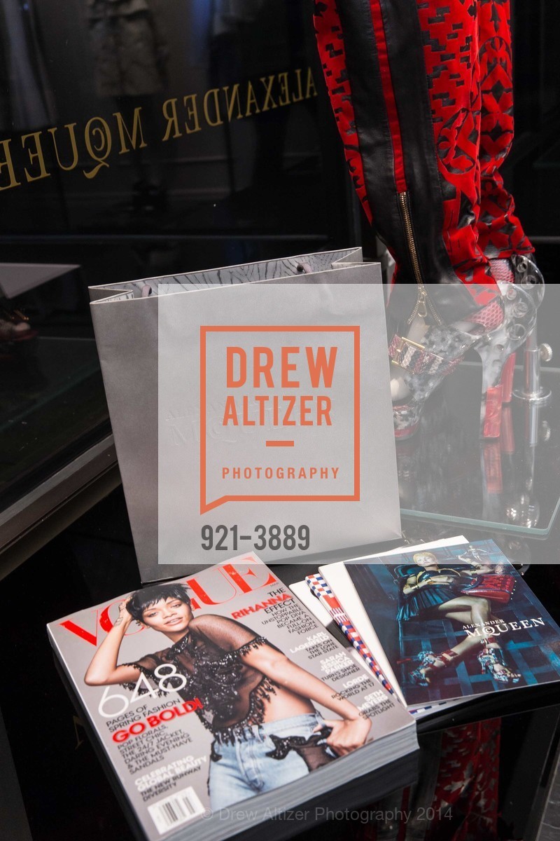 Atmosphere, ALEXANDER McQUEEN old, US, February 27th, 2014, Photo #921-3889 Atmosphere, Photo #921-3889