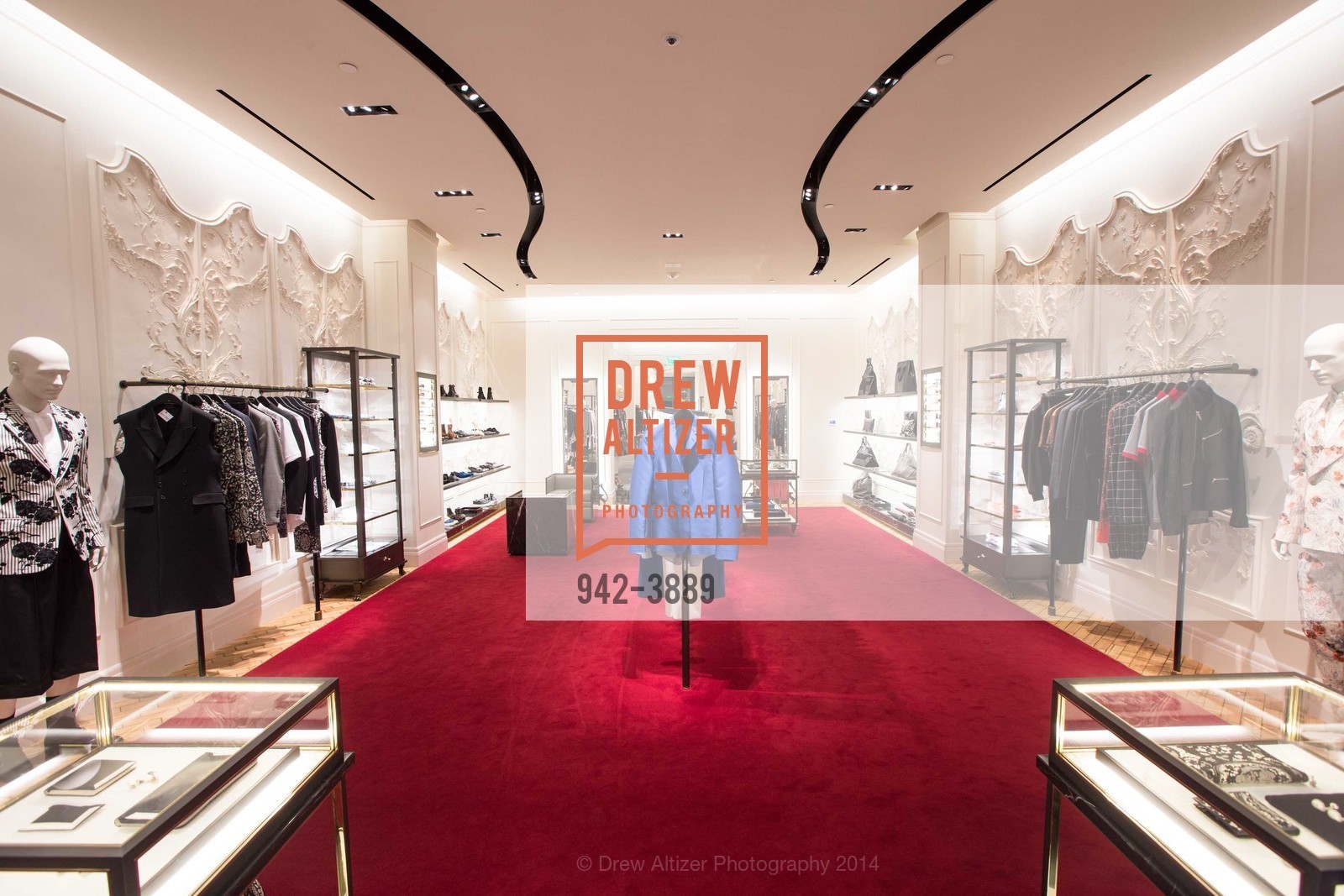 Atmosphere, ALEXANDER McQUEEN old, US, February 27th, 2014, Photo #942-3889 Atmosphere, Photo #942-3889