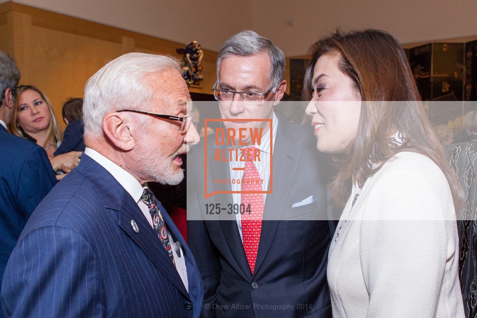 Buzz Aldrin, Frank Ingriselli, Sung Jin Ingriselli, Photo #125-3904