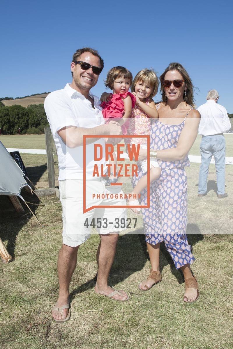 Roger Gold, Katherine Gold, Millie Pillsbury, Renee Gold, OYSTER CLUB OLD, US, August 16th, 2014, Photo #4453-3927 Roger Gold, Katherine Gold, Millie Pillsbury, Renee Gold, Photo #4453-3927