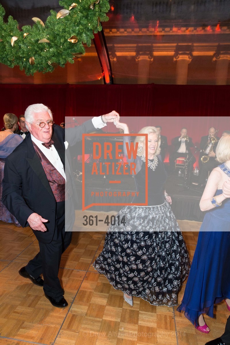 Bob Hill, Dede Wilsey, ELEGANT EVENING in the COURT OF HONOR, US, December 11th, 2014, Photo #361-4014 Bob Hill, Dede Wilsey, Photo #361-4014