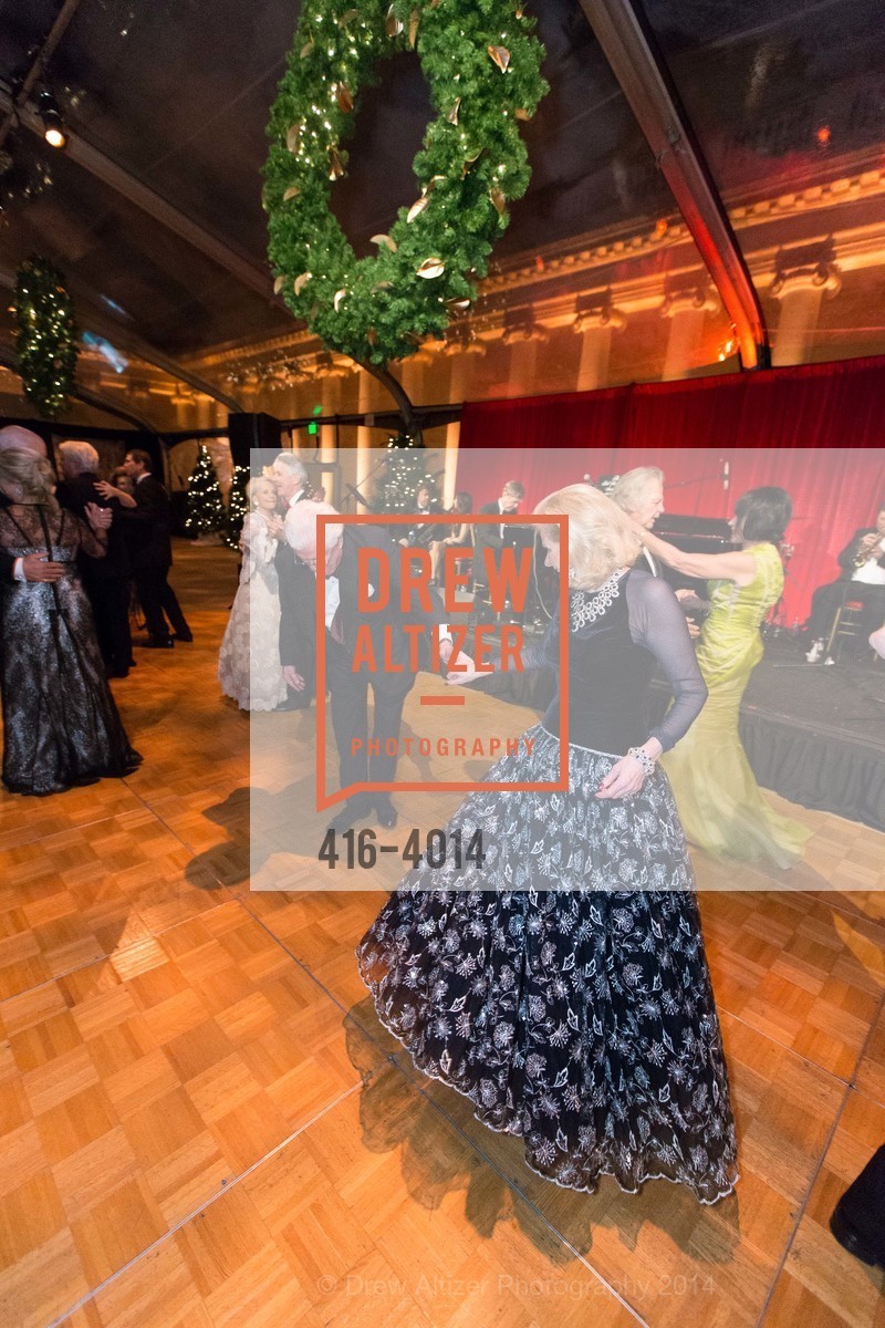 Dede Wilsey, Bob Hill, ELEGANT EVENING in the COURT OF HONOR, US, December 11th, 2014, Photo #416-4014 Dede Wilsey, Bob Hill, Photo #416-4014