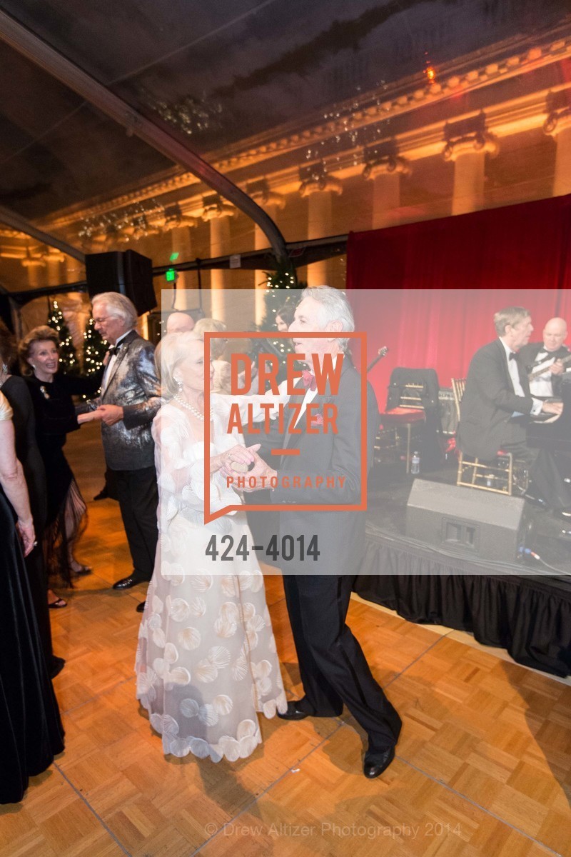 ELEGANT EVENING in the COURT OF HONOR, US, December 11th, 2014, Photo #424-4014 Photo #424-4014