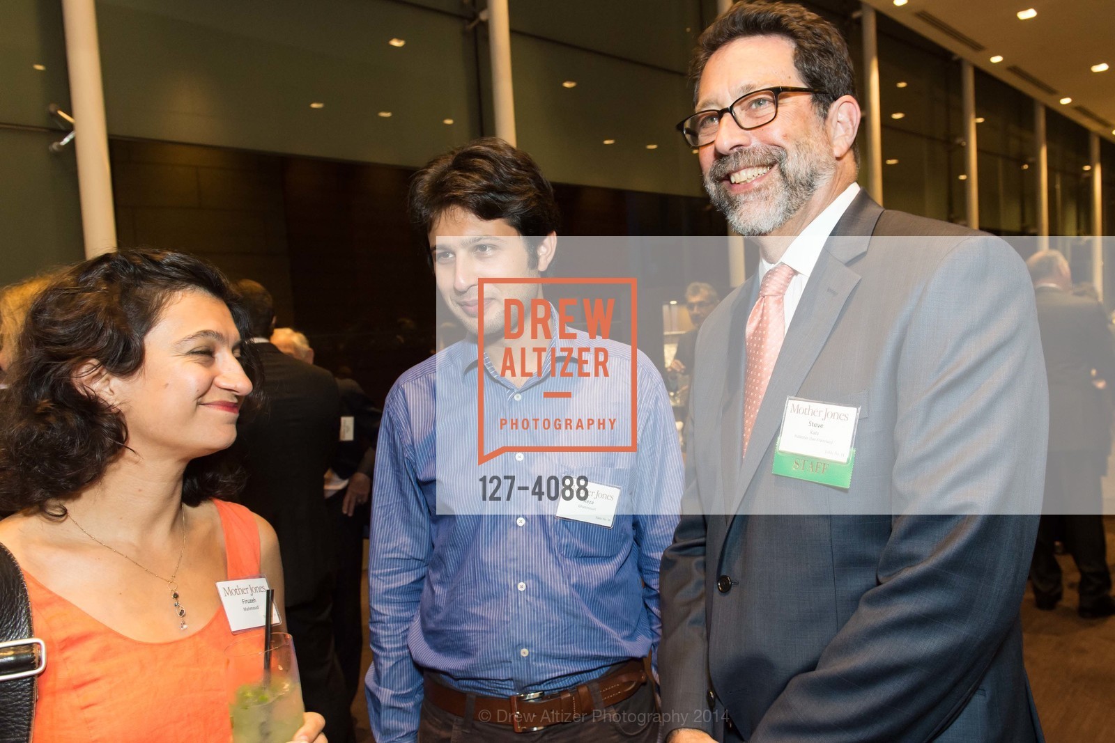 Firuzeh Mahmoudi, Reza Ghazinouri, Steve Katz, Mother Jones Annual Dinner, US, October 31st, 2014, Photo #127-4088 Firuzeh Mahmoudi, Reza Ghazinouri, Steve Katz, Photo #127-4088