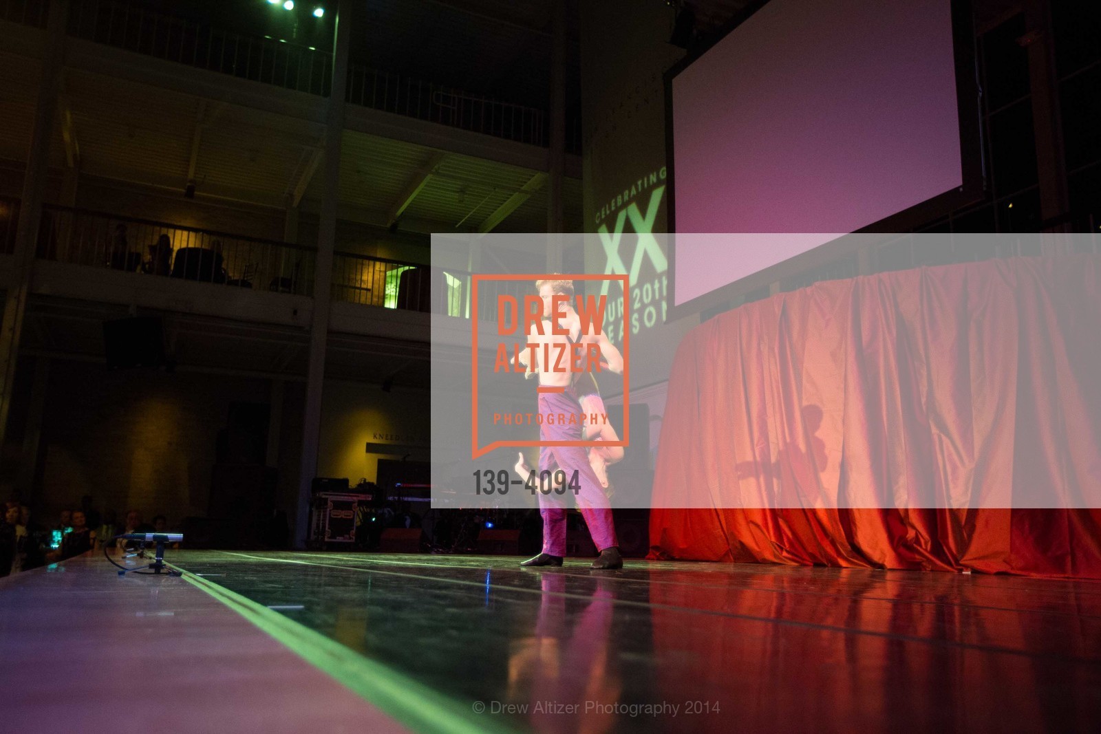 Performance, Photo #139-4094