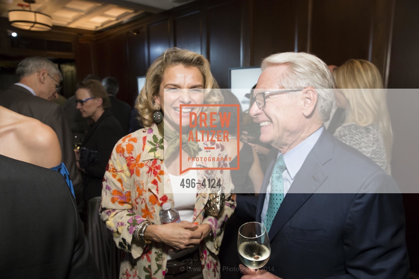 Leigh Matthes, Charles Schwab, 2014 Bay Area Treasure Award Honoring Jonathan Ive, US, October 31st, 2014, Photo #496-4124 Leigh Matthes, Charles Schwab, Photo #496-4124