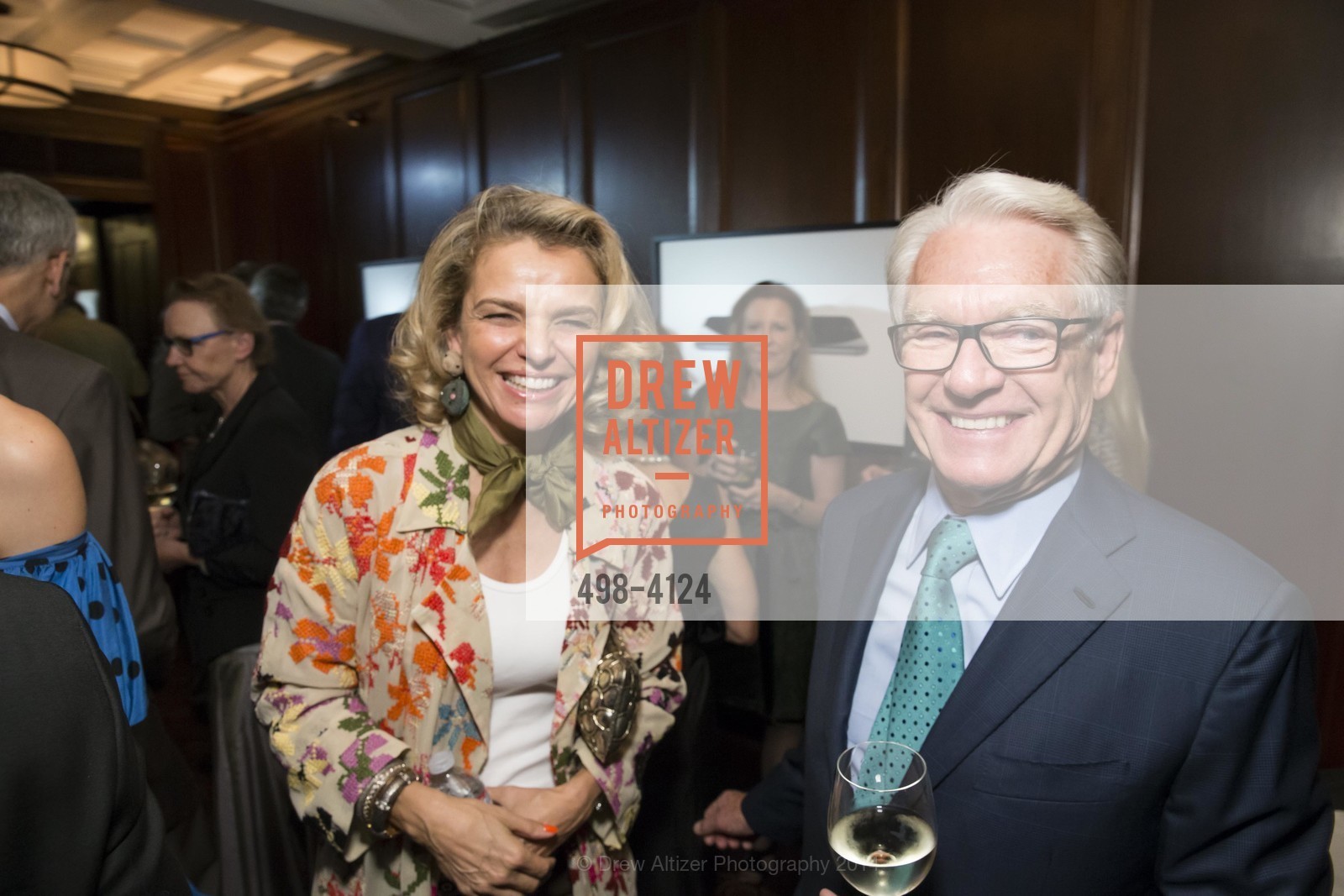 Leigh Matthes, Charles Schwab, 2014 Bay Area Treasure Award Honoring Jonathan Ive, US, October 31st, 2014, Photo #498-4124 Leigh Matthes, Charles Schwab, Photo #498-4124