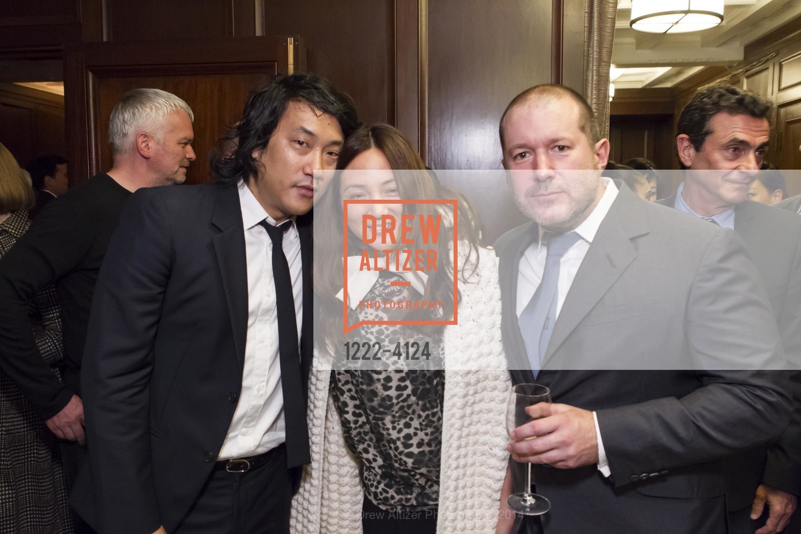 Eugene Hwang, Makiko Fujikawa, Jony Ive, 2014 Bay Area Treasure Award Honoring Jonathan Ive, US, October 31st, 2014, Photo #1222-4124 Eugene Hwang, Makiko Fujikawa, Jony Ive, Photo #1222-4124
