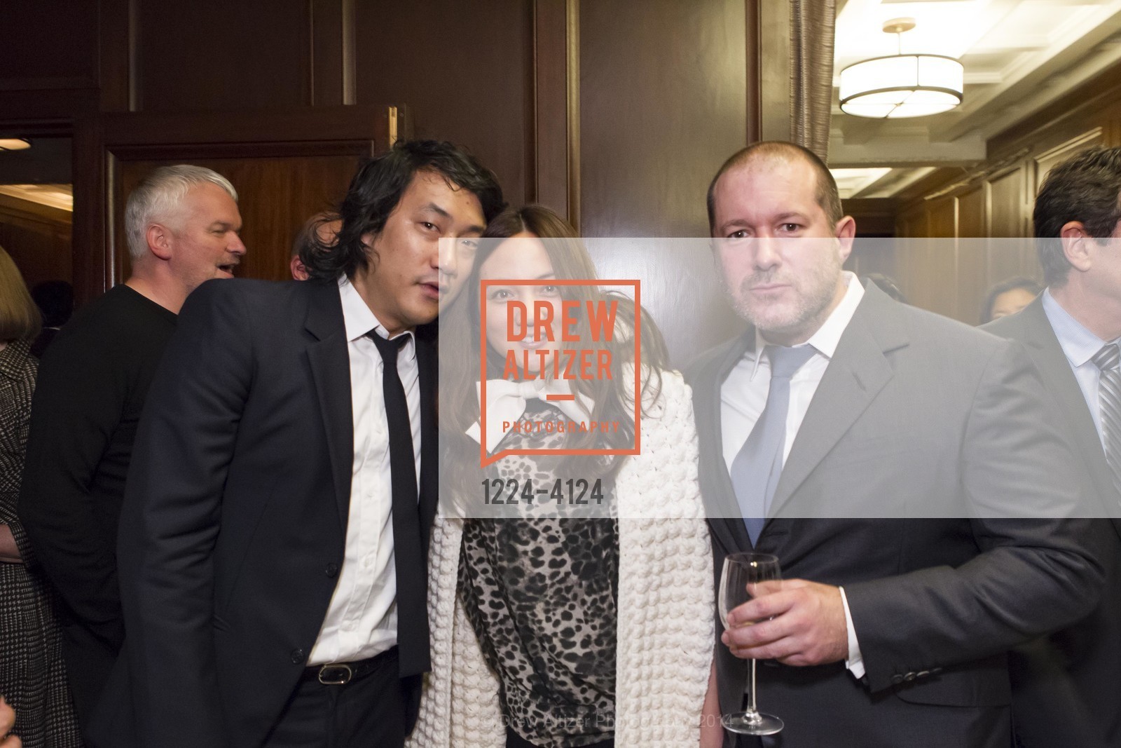 Eugene Hwang, Makiko Fujikawa, Jony Ive, 2014 Bay Area Treasure Award Honoring Jonathan Ive, US, October 31st, 2014, Photo #1224-4124 Eugene Hwang, Makiko Fujikawa, Jony Ive, Photo #1224-4124