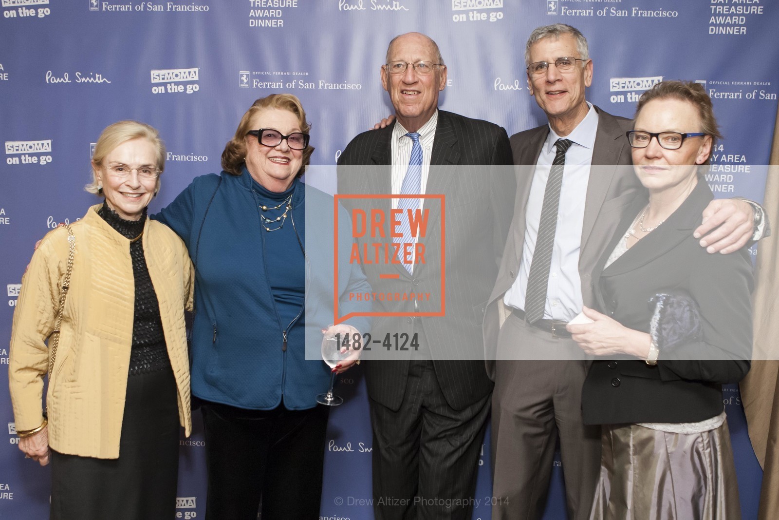 Judy ?, Dru Gensler, Art Gensler, Tina Beal, Steve Beal, 2014 Bay Area Treasure Award Honoring Jonathan Ive, US, October 31st, 2014, Photo #1482-4124 Judy ?, Dru Gensler, Art Gensler, Tina Beal, Steve Beal, Photo #1482-4124