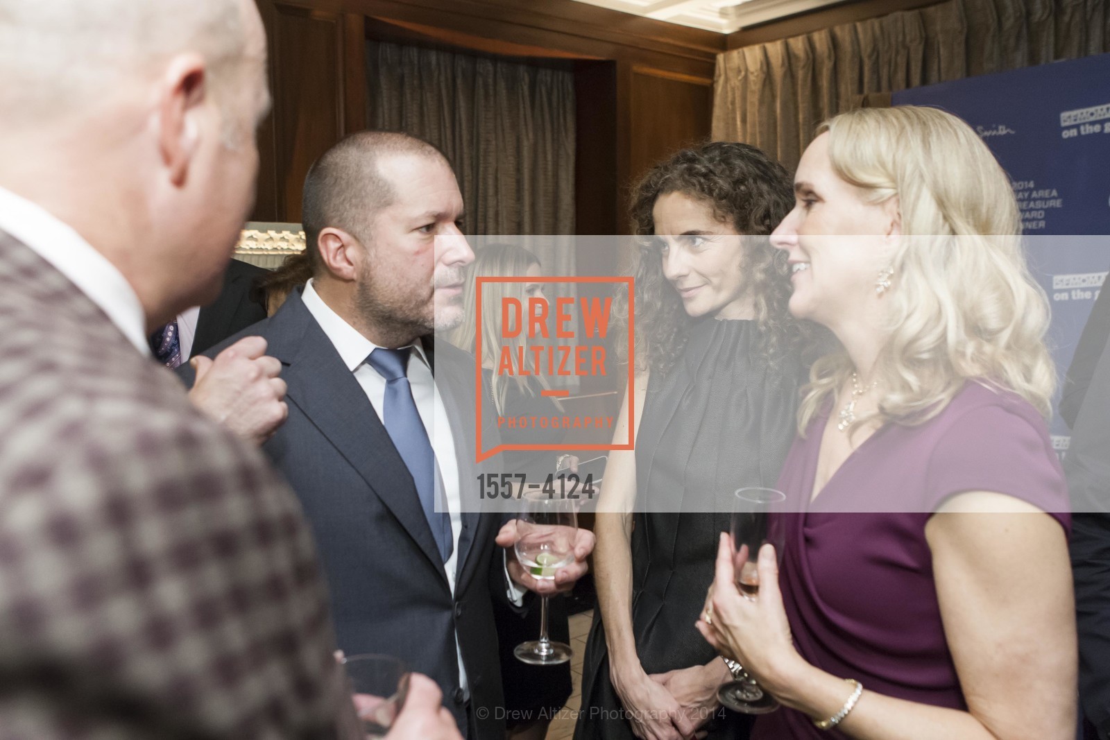 Jony Ive, Monica Savini, Maria Tengelia Watson, 2014 Bay Area Treasure Award Honoring Jonathan Ive, US, October 31st, 2014, Photo #1557-4124 Jony Ive, Monica Savini, Maria Tengelia Watson, Photo #1557-4124