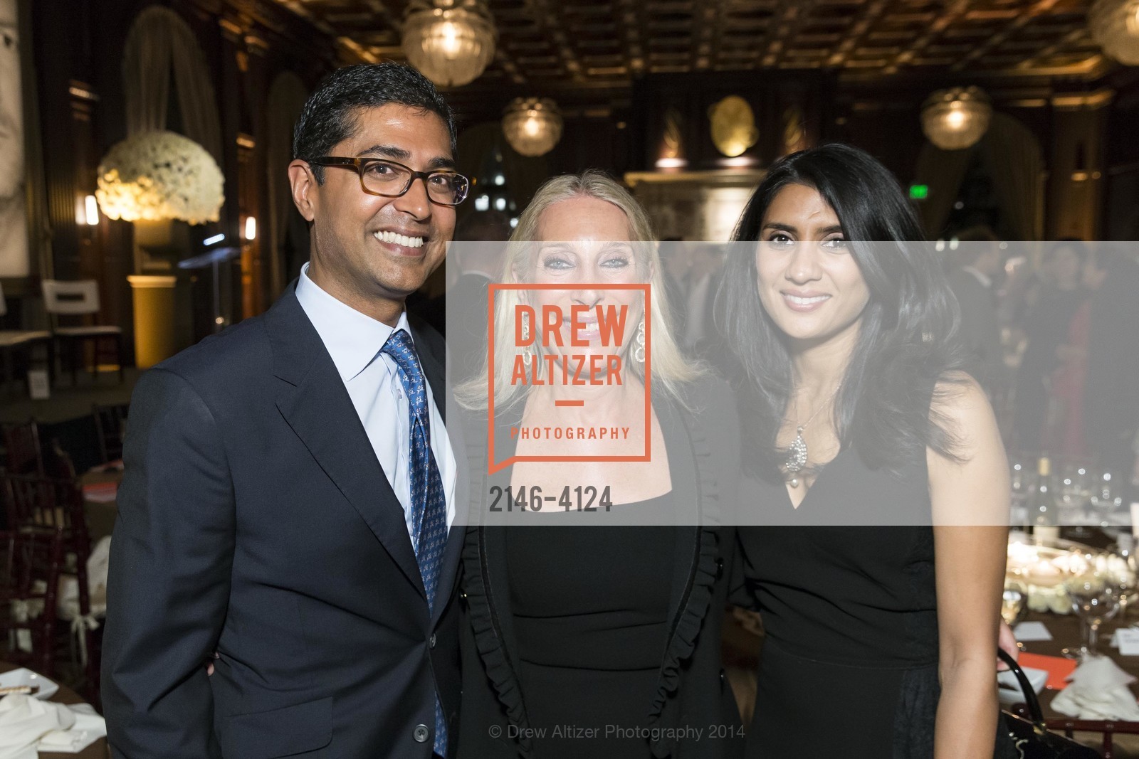 Ravin Agrawal, Betsy Linder, Alka Agrawal, 2014 Bay Area Treasure Award Honoring Jonathan Ive, US, October 31st, 2014, Photo #2146-4124 Ravin Agrawal, Betsy Linder, Alka Agrawal, Photo #2146-4124