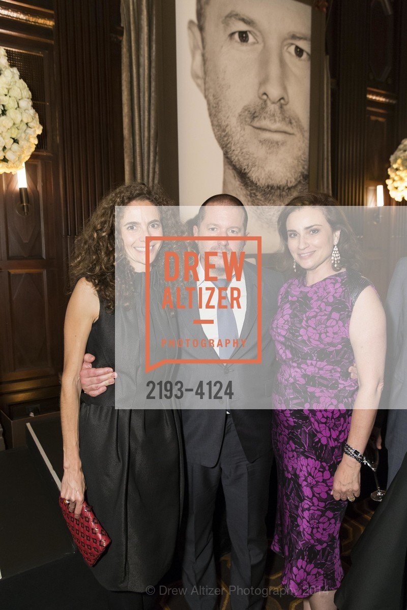 Monica Savini, Jony Ive, Dolly Chammas, 2014 Bay Area Treasure Award Honoring Jonathan Ive, US, October 31st, 2014, Photo #2193-4124 Monica Savini, Jony Ive, Dolly Chammas, Photo #2193-4124