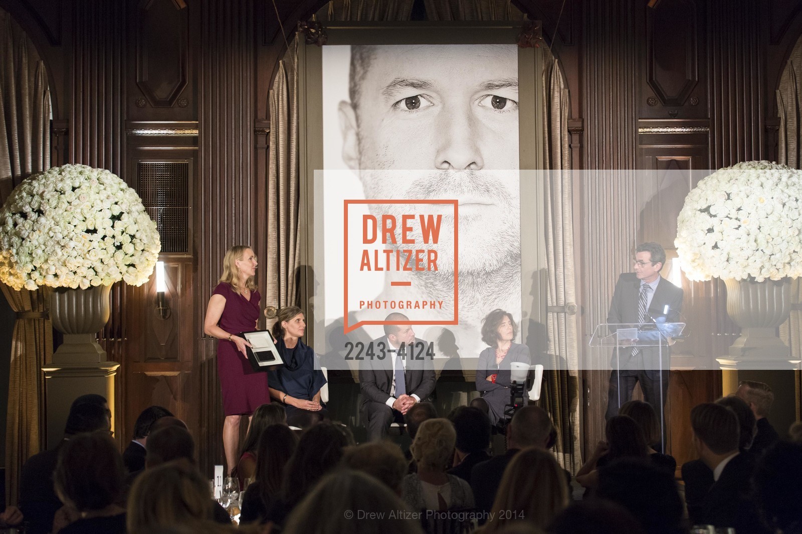 Maria Tengelia Watson, Jennifer Dunlop Fletcher, Jony Ive, Frances Anderton, Neal Benezra, 2014 Bay Area Treasure Award Honoring Jonathan Ive, US, October 31st, 2014, Photo #2243-4124 Maria Tengelia Watson, Jennifer Dunlop Fletcher, Jony Ive, Frances Anderton, Neal Benezra, Photo #2243-4124