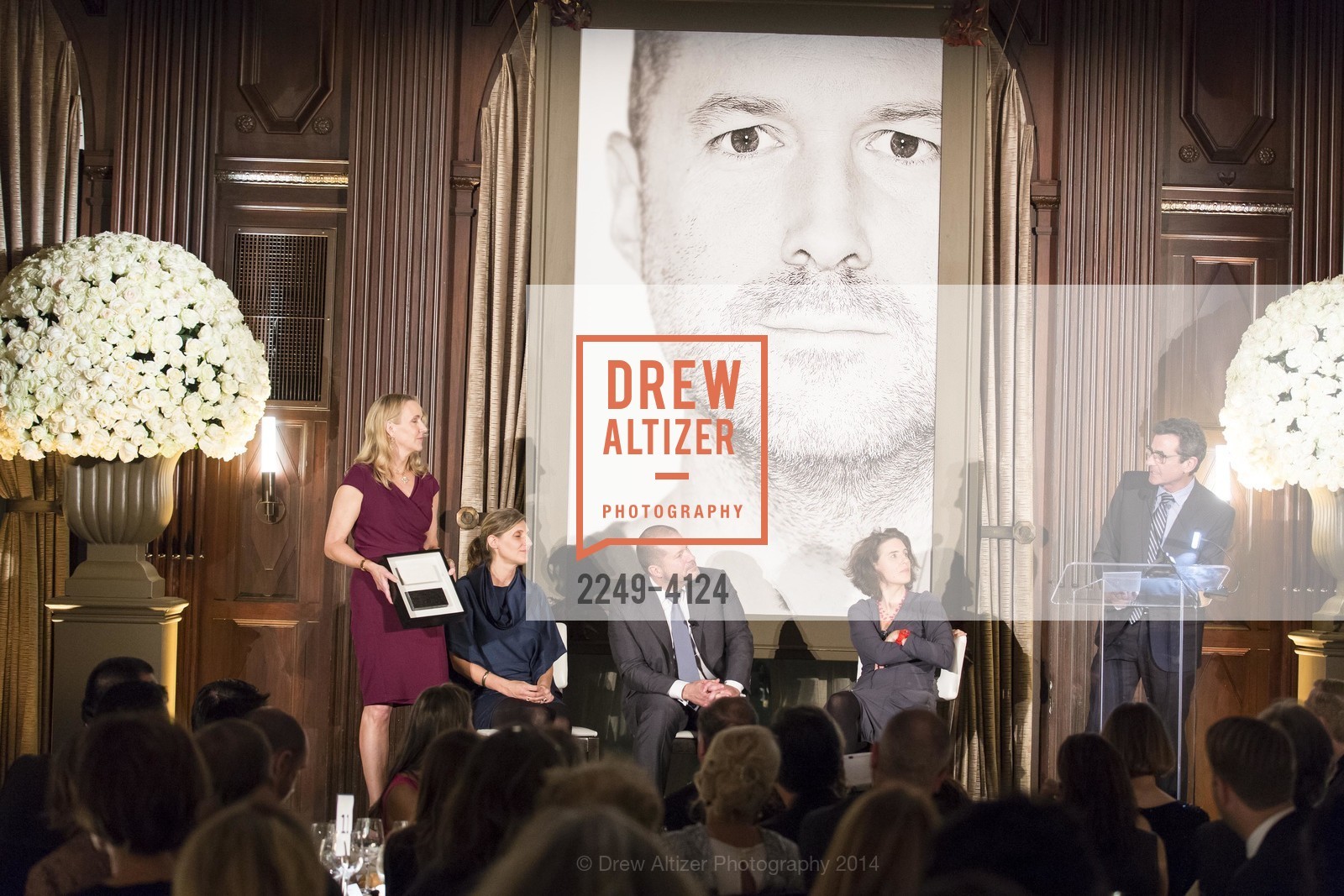 Maria Tengelia Watson, Jennifer Dunlop Fletcher, Jony Ive, Frances Anderton, Neal Benezra, 2014 Bay Area Treasure Award Honoring Jonathan Ive, US, October 31st, 2014, Photo #2249-4124 Maria Tengelia Watson, Jennifer Dunlop Fletcher, Jony Ive, Frances Anderton, Neal Benezra, Photo #2249-4124