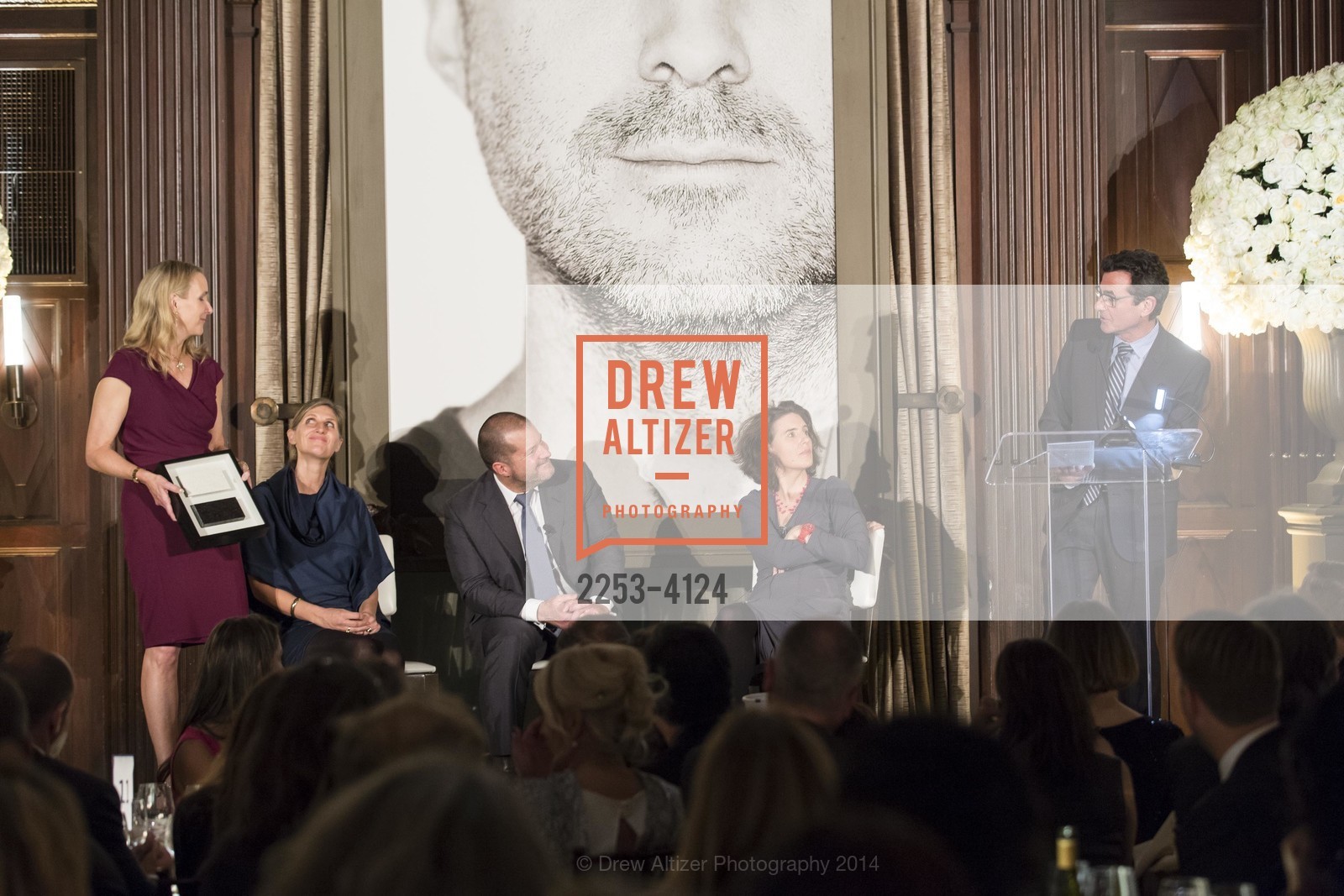 Maria Tengelia Watson, Jennifer Dunlop Fletcher, Jony Ive, Frances Anderton, Neal Benezra, 2014 Bay Area Treasure Award Honoring Jonathan Ive, US, October 31st, 2014, Photo #2253-4124 Maria Tengelia Watson, Jennifer Dunlop Fletcher, Jony Ive, Frances Anderton, Neal Benezra, Photo #2253-4124