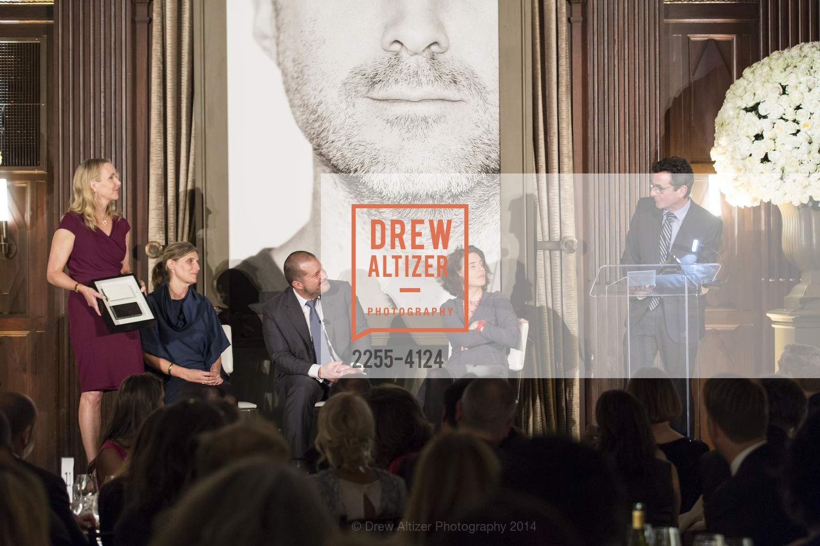Maria Tengelia Watson, Jennifer Dunlop Fletcher, Jony Ive, Frances Anderton, Neal Benezra, 2014 Bay Area Treasure Award Honoring Jonathan Ive, US, October 31st, 2014, Photo #2255-4124 Maria Tengelia Watson, Jennifer Dunlop Fletcher, Jony Ive, Frances Anderton, Neal Benezra, Photo #2255-4124