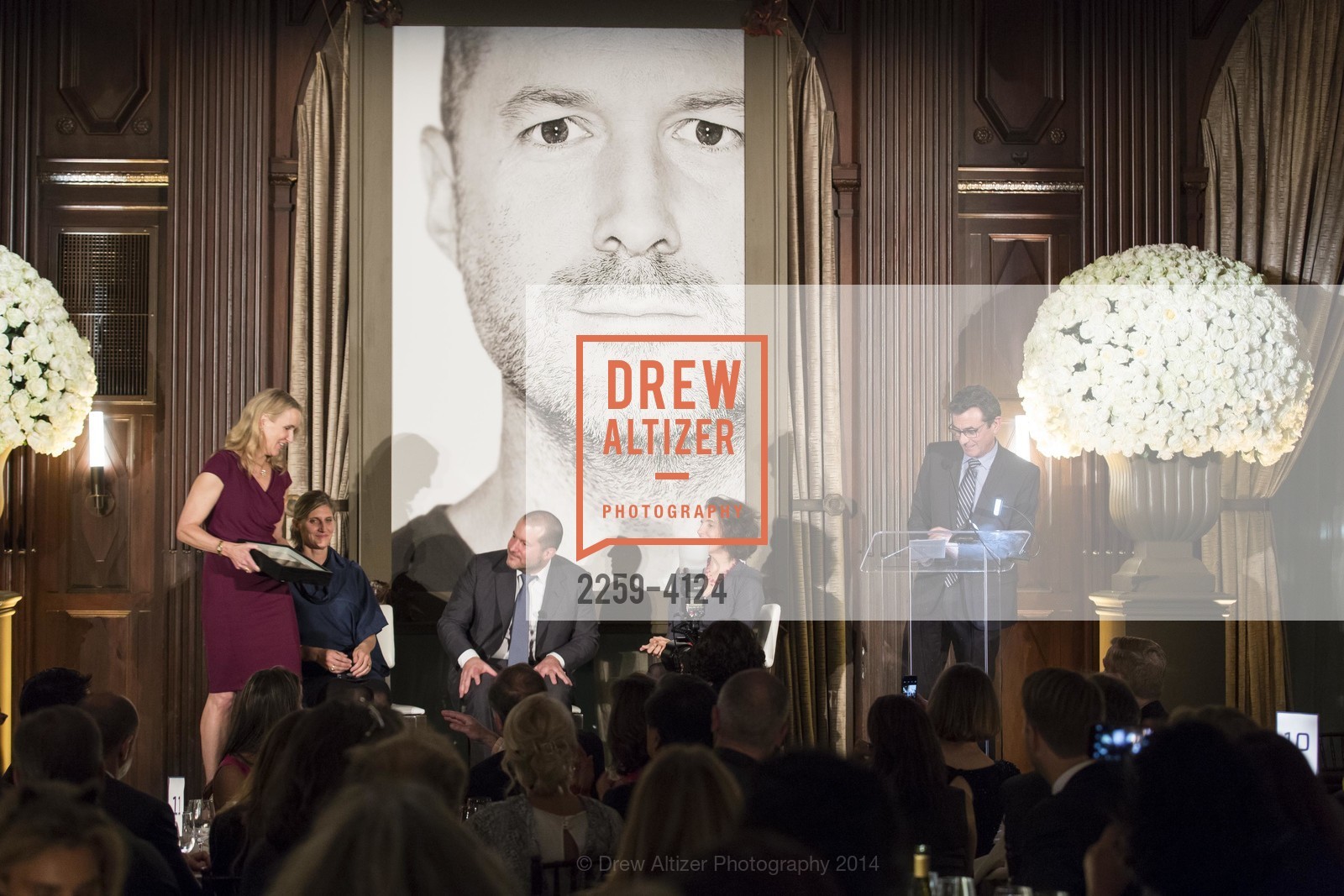 Maria Tengelia Watson, Jennifer Dunlop Fletcher, Jony Ive, Frances Anderton, Neal Benezra, 2014 Bay Area Treasure Award Honoring Jonathan Ive, US, October 31st, 2014, Photo #2259-4124 Maria Tengelia Watson, Jennifer Dunlop Fletcher, Jony Ive, Frances Anderton, Neal Benezra, Photo #2259-4124