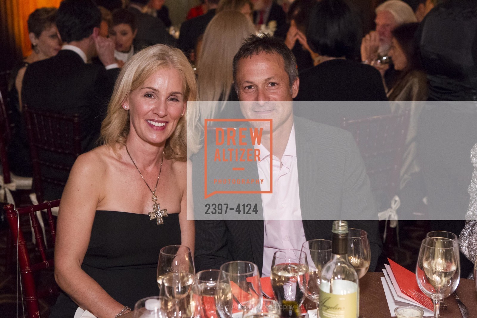 Jennifer Benham, Chris Moscone, 2014 Bay Area Treasure Award Honoring Jonathan Ive, US, October 31st, 2014, Photo #2397-4124 Jennifer Benham, Chris Moscone, Photo #2397-4124