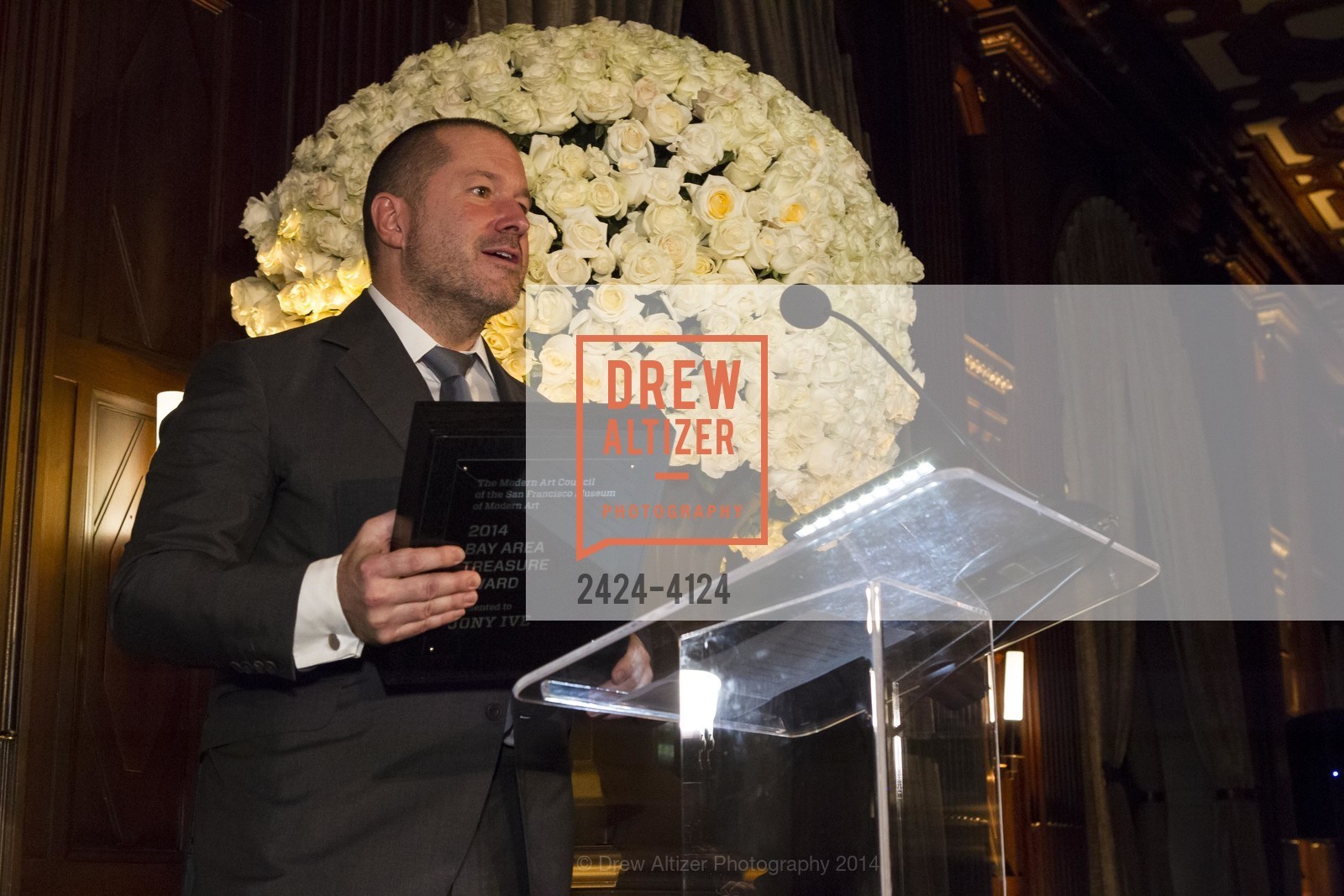 Jony Ive, 2014 Bay Area Treasure Award Honoring Jonathan Ive, US, October 31st, 2014, Photo #2424-4124 Jony Ive, Photo #2424-4124