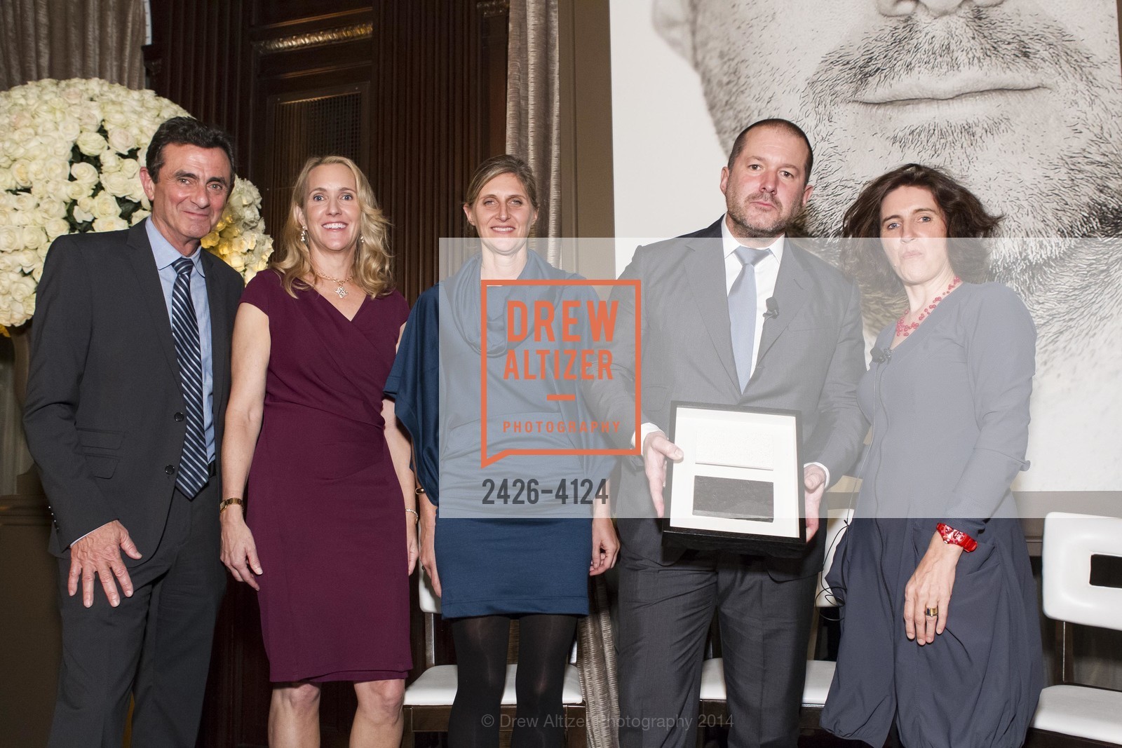 Neal Benezra, Maria Tengelia Watson, Jennifer Dunlop Fletcher, Jony Ive, Frances Anderton, 2014 Bay Area Treasure Award Honoring Jonathan Ive, US, October 31st, 2014, Photo #2426-4124 Neal Benezra, Maria Tengelia Watson, Jennifer Dunlop Fletcher, Jony Ive, Frances Anderton, Photo #2426-4124
