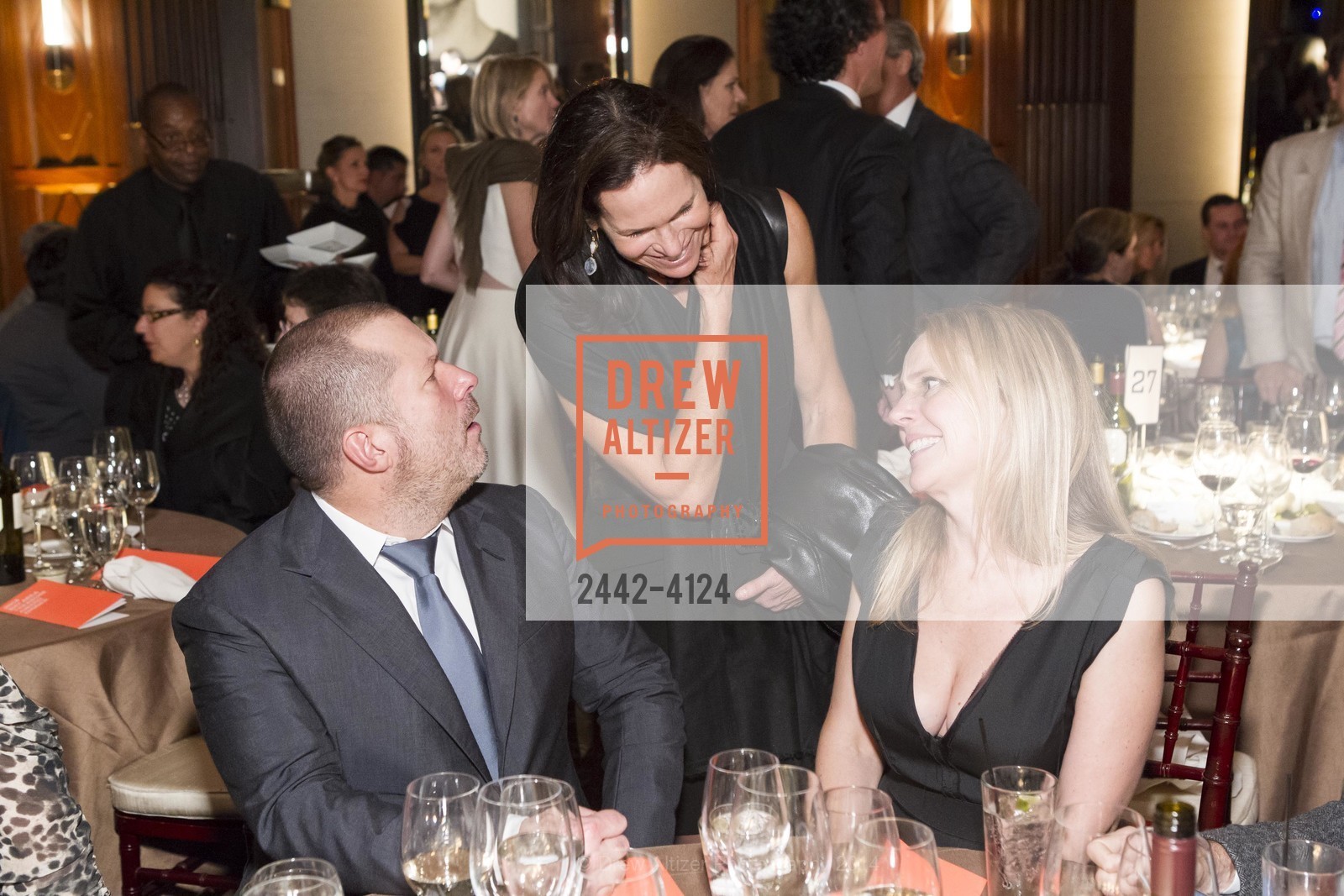 Jony Ive, Randi Fisher, Heather Ive, 2014 Bay Area Treasure Award Honoring Jonathan Ive, US, October 31st, 2014, Photo #2442-4124 Jony Ive, Randi Fisher, Heather Ive, Photo #2442-4124