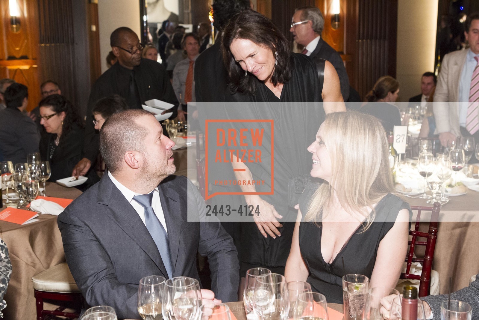 Jony Ive, Randi Fisher, Heather Ive, 2014 Bay Area Treasure Award Honoring Jonathan Ive, US, October 31st, 2014, Photo #2443-4124 Jony Ive, Randi Fisher, Heather Ive, Photo #2443-4124