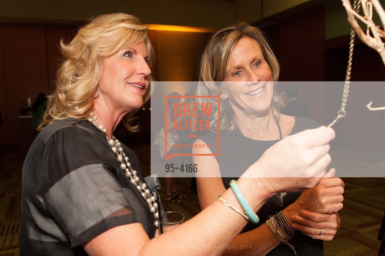 LInda Garaventa Colvin, Marianne Bouza, LEVI'S "Key to the Stadium" Collection by JENNIFER MONTANA DESIGNS, US, August 21st, 2014, Photo #95-4166 LInda Garaventa Colvin, Marianne Bouza, Photo #95-4166