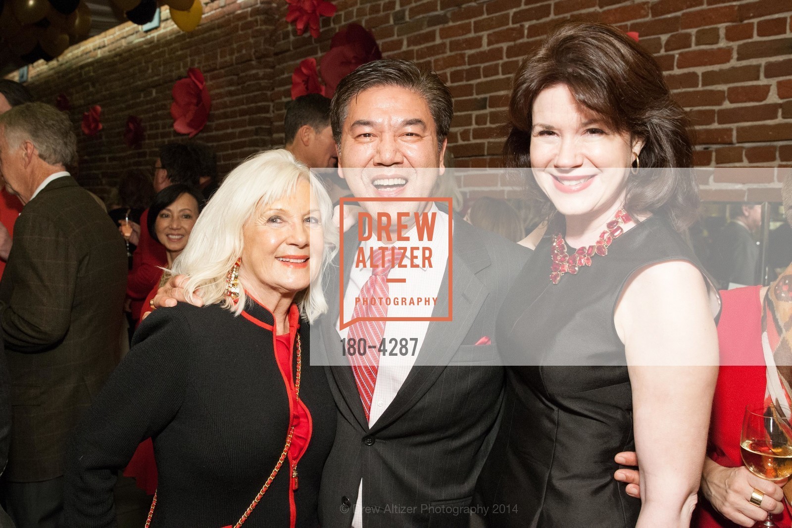 Arlene Inch, Paul Tanphanich, Elaine Mellis, l'affair rouge, US, November 21st, 2014, Photo #180-4287 Arlene Inch, Paul Tanphanich, Elaine Mellis, Photo #180-4287