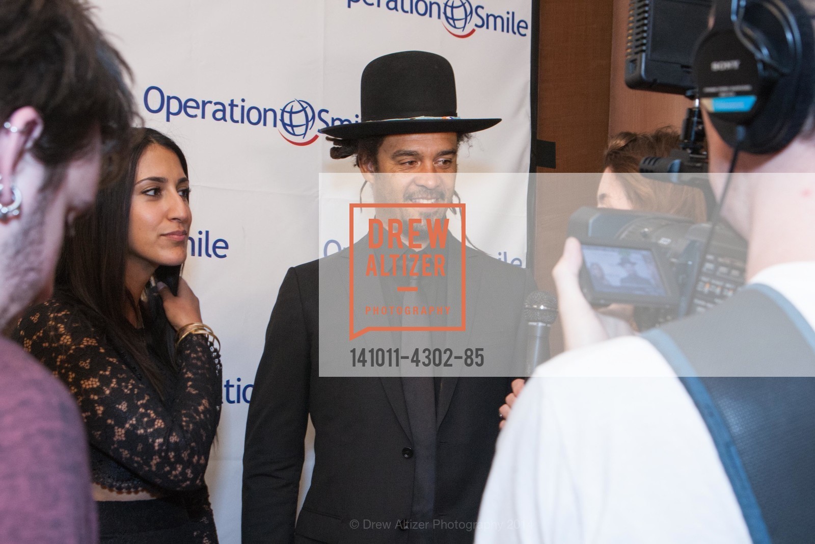 Sara Agah, Michael Franti, THE SMILE GALA San Francisco 2014 Benefiting OPERATION SMILE, US, October 11th, 2014, Photo #141011-4302-85 Sara Agah, Michael Franti, Photo #141011-4302-85