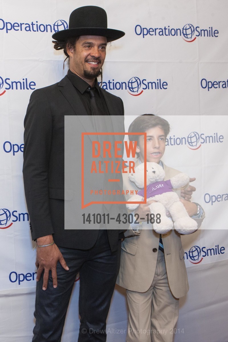 Michael Franti, Griffin Lori, THE SMILE GALA San Francisco 2014, US, October 11th, 2014, Photo #141011-4302-188 Michael Franti, Griffin Lori, Photo #141011-4302-188